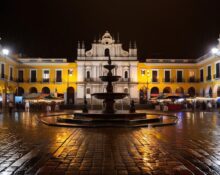 plaza de armas de lima peru de noche